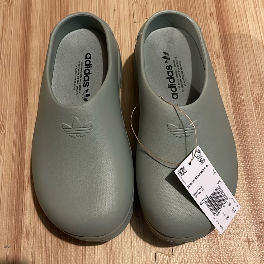 Women’s size 6 adifoam